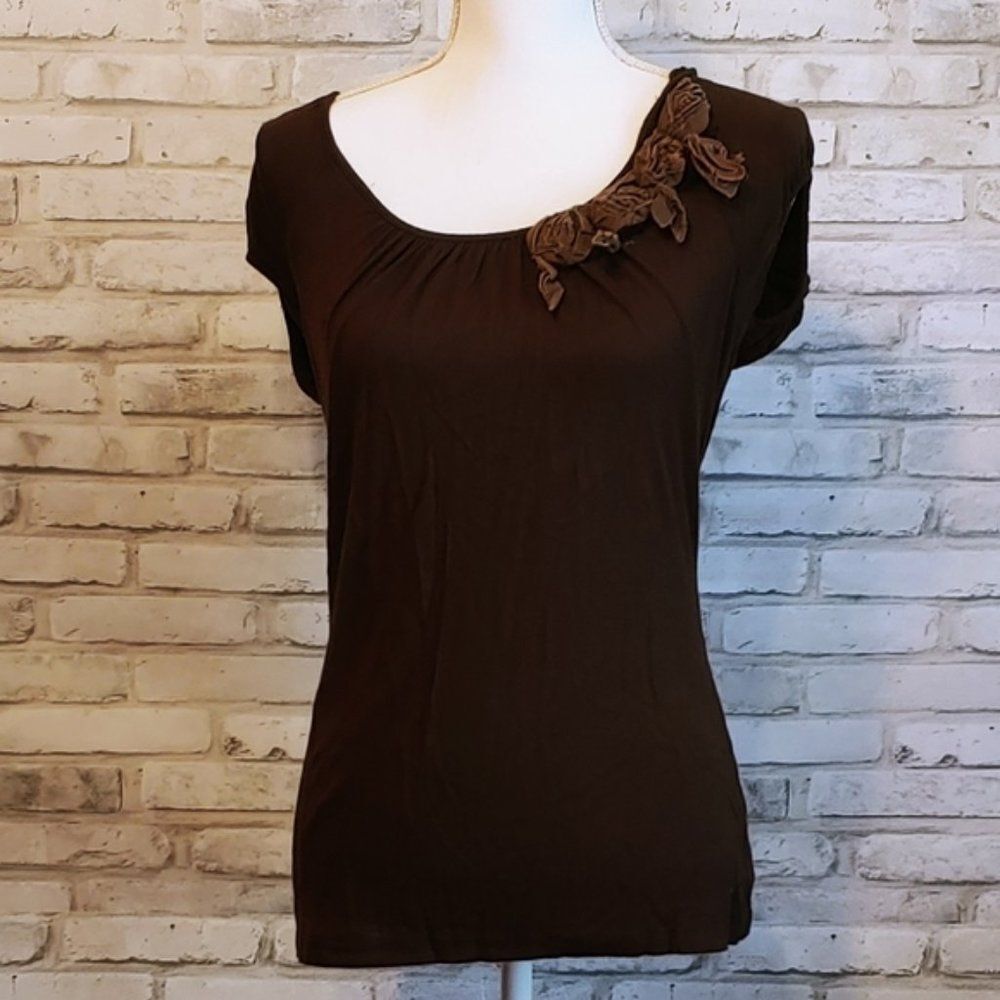 Wrapper short sleeve shirt with brown flower accent - size medium JR